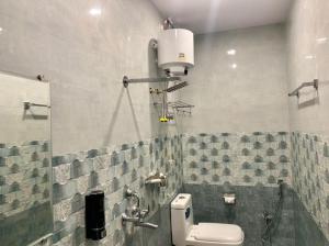 贾姆谢德布尔OYO Hotel Om Shanti的一间带卫生间和水槽的浴室