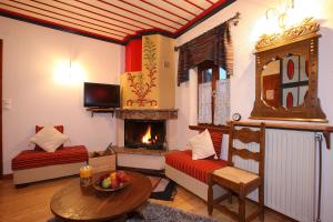 帕皮康卡利奥皮酒店的客厅设有两张床和壁炉