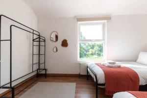 南安普敦Metropolitan - 203 Millbrook Road East的白色的卧室设有床和窗户