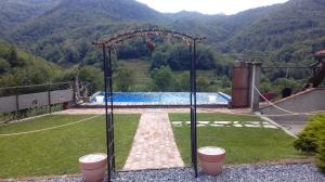 Borgo PonteStarsbox LaGaressina Farm, Suites, Glamping, agri-SPA的从房子里可欣赏到游泳池的景色