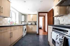 南安普敦Metropolitan - 203 Millbrook Road East的一间大厨房,配有白色的橱柜和洗碗机