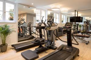 巴黎巴黎卡斯蒂利亚巴黎 - 克莱兹奥内星际酒店的健身房设有数台跑步机和椭圆机