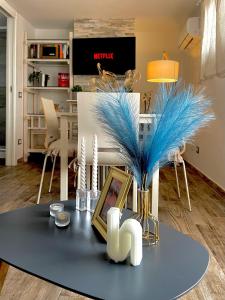 奇维塔韦基亚The Attic的客厅配有一张带蓝羽毛的桌子