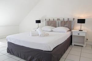 拉萨尔勒班Le Bulbul - T2 à 100m de la plage - La Saline les Bains的一间卧室配有一张带两个白色枕头的大床