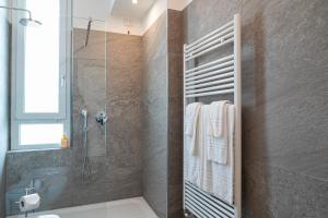 蒙扎Villa Tosati的带淋浴、卫生间和盥洗盆的浴室
