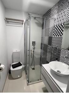 皮拉尔－德拉奥拉达达Apartment Playa Elisa Bay的带淋浴、卫生间和盥洗盆的浴室