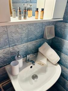 卡诺尼Venetian Gem Central Corfu Retreat的浴室水槽上放有两卷卫生纸