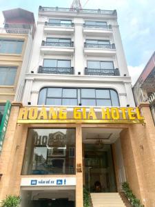 河内Hoang Gia Hotel Ha Noi Capital的带有读家用玻璃酒店标志的建筑