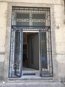 科莫Civico29 appartamento bilocale的铁门大楼的敞门