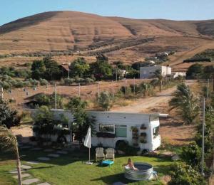 米纳Leobus-לאו באס的停泊在山坡旁的田野的 ⁇ 
