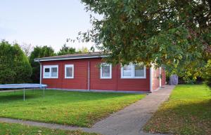 费马恩Albertsdorf Schwalbennest 1的一间红色的房子,前面设有一张野餐桌