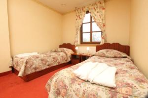 杰隆卡皮特索克酒店的酒店客房设有两张床和窗户。