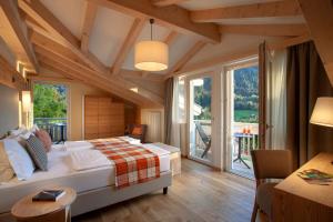 梅扎纳金杰山活跃酒店的一间设有床铺的卧室,位于带窗户的房间内