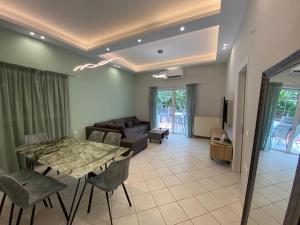 雅典Comfortable Apartment Near to Metro & Hospitals的客厅配有桌子和沙发