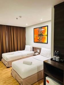 吉隆坡吉隆坡弗仁兹酒店的酒店客房配有两张床和一张书桌