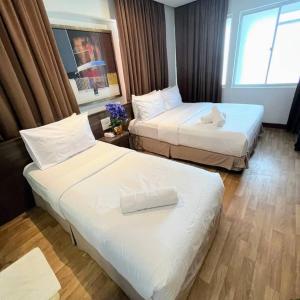 吉隆坡吉隆坡弗仁兹酒店的酒店客房设有两张床和窗户。