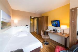 比尔City Hotel Biel Bienne Free Parking的配有一张床和一张书桌的酒店客房