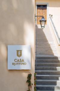 巴尼奥阿里波利Casa Ruffino - Tenuta Poggio Casciano的楼梯旁的标志