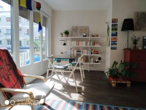 国玺Charming apartment in Sceaux, 7 min walk from RER B, direct Stade de France的配有桌椅和书架的房间