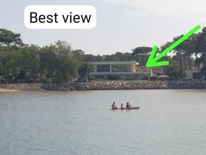 米米藏Waterfront amazing view的两人在船上,绿色