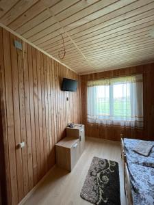 BorysxawAVALON - Котедж на озері的小房间设有一张床和一台电视机