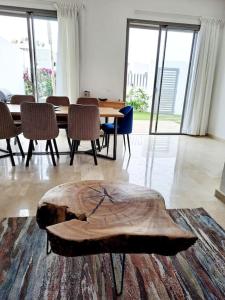 阿加迪尔Luxury Villa sea view的一间设有桌椅的客房,地板上设有木桩