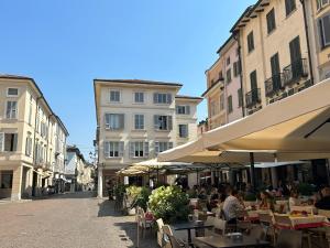 克雷马D-Place Apartment Piazza Duomo Crema的一条带桌椅的空街