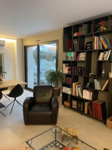里昂Bread et Couette的客厅配有椅子和书架