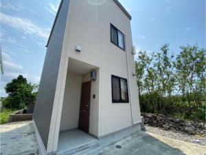 石垣岛Monstera - Vacation STAY 60812v的侧边有门的小白色建筑