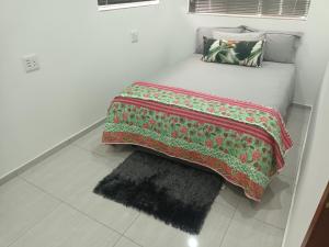 KingsboroughLotus Accommodation的床上铺着毯子的毯子