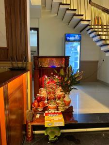 波来古市Bình Minh Motel的大堂的餐桌上放着食物