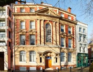 布里斯托SACO Bristol West India House的前方有黄色门的旧砖砌建筑