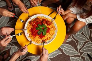 孔韦尔萨诺Casa mia in Puglia的一群人吃一碗意大利面食