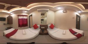 孟买Hotel Briteway的客房 - 带两张带红色枕头的床
