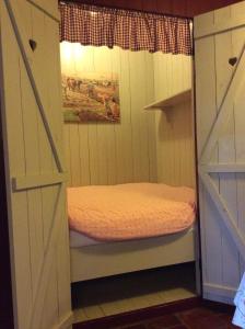博赫尔Nuuverstee的一间小房间,房子里设有一张小床