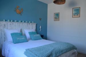 CherrueixChez charlotte的蓝色卧室,配有带2个蓝色枕头的床