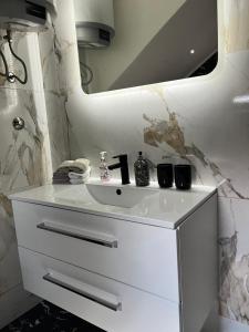 比哈奇Guest House Eden的浴室设有白色水槽和镜子