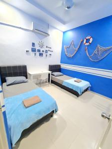 太平Air-home No135 Kampung Boyan, 3BR, 6pax Netflix的一间医院间,配有两张床和一张桌子