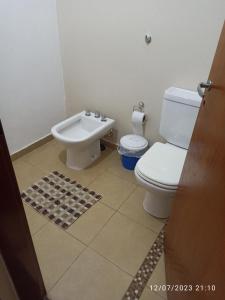拉里奥哈Casa Las Moras的一间带卫生间和水槽的浴室