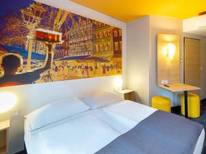 杜塞尔多夫杜塞尔多夫市住宿加早餐旅馆的卧室配有白色的床和墙上的绘画作品