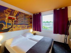 杜塞尔多夫杜塞尔多夫市住宿加早餐旅馆的酒店客房设有床和窗户。