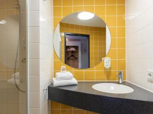 杜塞尔多夫杜塞尔多夫市住宿加早餐旅馆的一间带水槽和镜子的浴室