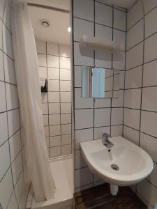亚眠空间酒店的白色的浴室设有水槽和淋浴。