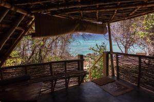 Mbweni琼碧岛珊瑚礁公园度假村的从小屋的门廊上可欣赏到海景