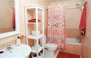 拉达祖尔Bonita vivienda con vistas al mar playaWIFI的浴室配有卫生间、盥洗盆和淋浴。