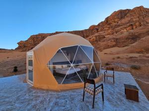 瓦迪拉姆Sun Luxury Rum Camp的沙漠中的一个帐篷