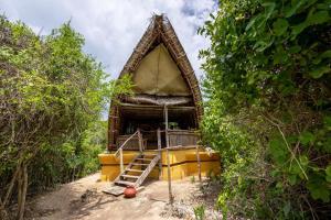 Mbweni琼碧岛珊瑚礁公园度假村的森林中间的小建筑