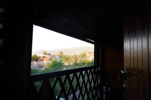 卡拉科尔阿尔戈旅馆的从阳台的窗户可欣赏到风景。