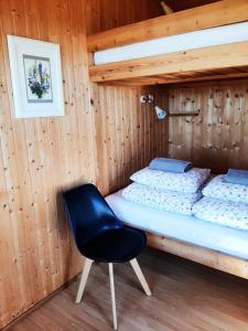 霍芬Lambhus Glacier View Cabins的一间卧室配有一张床和一把椅子