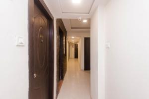 孟买Hotel Phoenix的走廊,走廊通往带门的房间
